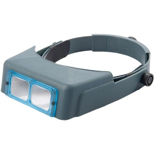 L'OPTIVISOR offre un design leggero e regolabile, lenti in vetro ottico di alta precisione e si adatta comodamente sopra gli occhiali per una visione ingrandita senza sforzo.