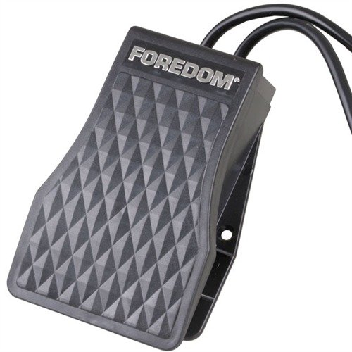 Il pedale FCT-1 di BLACKSTONE offre un controllo preciso della velocità per strumenti Foredom, mantenendo le mani libere per i tuoi progetti. Robusto e durevole.