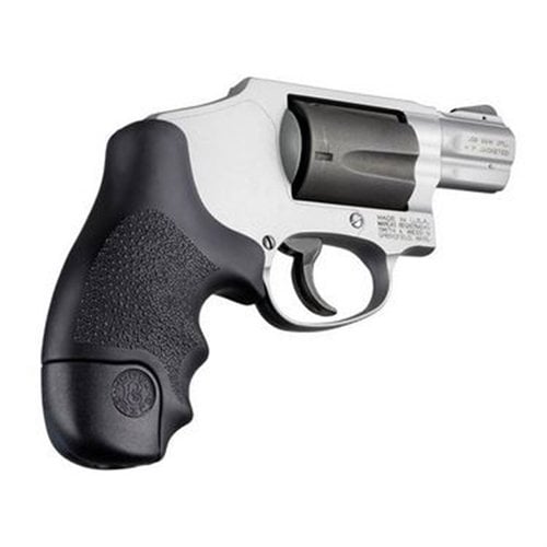 Il grip HOGUE S&W J FRAME ROUND BUTT offre comfort e controllo superiori, realizzato in poliuretano per una presa sicura e resistente, ideale per il tuo revolver.