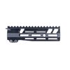 Il handguard MLOK per AR-15 da 7" offre un design robusto in alluminio 6061-T6 anodizzato nero, con una slitta superiore completa e slot MLOK su 7 lati.