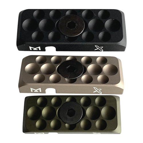 Il M-LOK Cable Management Panel protegge e gestisce i cavi, garantendo una soluzione sicura e ordinata con alloggiamento interno, in alluminio anodizzato.