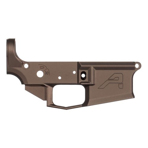 Il M4E1 Stripped Lower Receiver offre resistenza e compatibilità con componenti AR-15, con un design elegante e un triggerguard integrato per maggiore rigidità.