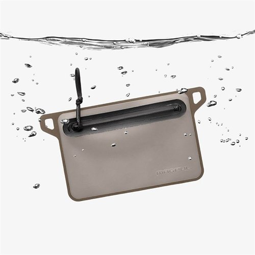 La DAKA Waterproof Window Pouch di Magpul è impermeabile, con zip YKK, finestra trasparente e punti di attacco per moschettoni, ideale per proteggere i tuoi valori.