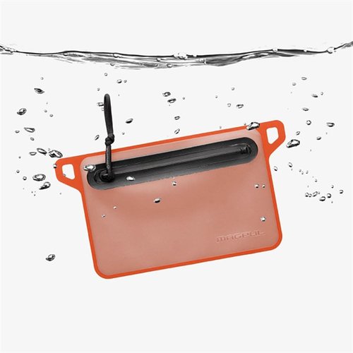La DAKA Waterproof Window Pouch di Magpul offre una protezione impermeabile al 100%, con cerniere YKK, finestra traslucida e punti di attacco per moschettoni.