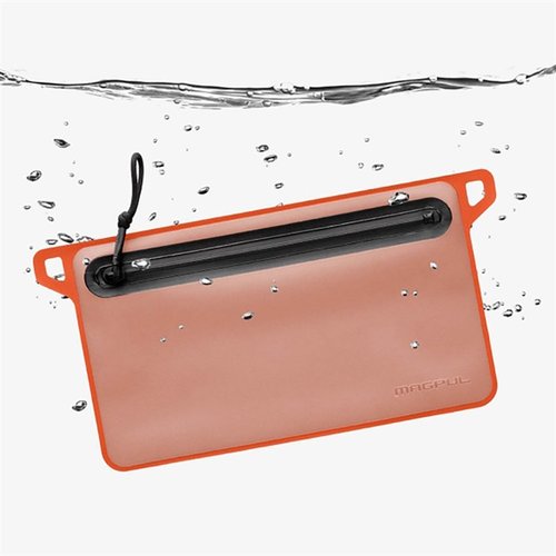 La DAKA Waterproof Window Pouch di Magpul offre una protezione impermeabile al 100% con zip YKK, costruzione robusta e finestra traslucida per identificare facilmente il contenuto.