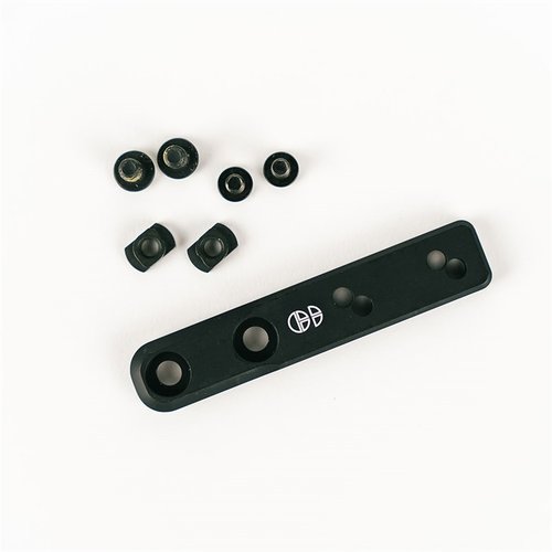 Il montaggio TORRENT M-LOK offre versatilità e robustezza, compatibile con diverse luci e progettato per un'installazione sicura e funzionale su fucili.