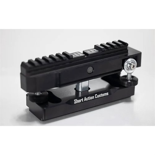 Il kit accessori Final Scope Level include un livello a bolla Starrett, un carabiner e paracord per una configurazione di livellamento ottimale del tuo mirino.