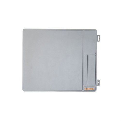 Proteggi la tua arma e il tuo banco di lavoro con il Lyman Armorer's Mat: superficie antiscivolo, compartimenti per parti e facile da pulire.