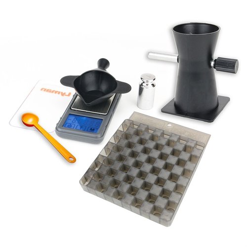 Il POWDER HANDLING STARTER SET di LYMAN offre precisione e affidabilità con una bilancia digitale Pocket Touch 1500, un trickler E-ZEE Flo e un caricatore universale.