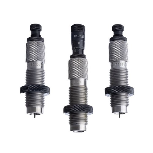 Il set di die Redding Premium Deluxe per il 25 Creedmoor offre una precisione superiore con un Carbide Size button e un Bullet Micrometer per regolazioni precise.