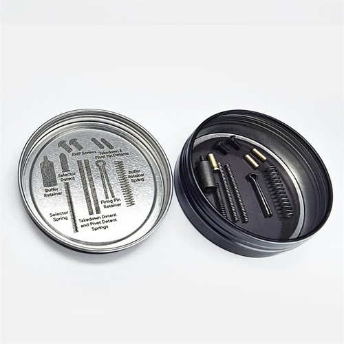 Il kit di ricambi OH SH#T per AR-15 di RISE ARMAMENT è magnetico, organizzato e include un'immagine per identificare rapidamente i pezzi più comuni.