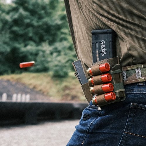 La GBRS Group Shotgun Shell Sleeve è un portacaricatori leggero e intuitivo, realizzato in materiale resistente, per un accesso rapido e una ricarica efficiente.