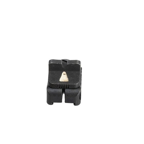 Sostituzione del rear sight sub assembly con freccia bianca per fucili Remington 870, garantendo precisione e visibilità ottimale durante il tiro.