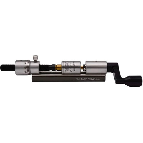 Il Case Trimmer L.E. WILSON con Micro Adjust e cutter TiN offre regolazioni precise di lunghezza, durabilità eccezionale e risultati costanti per i ricaricatori seri.