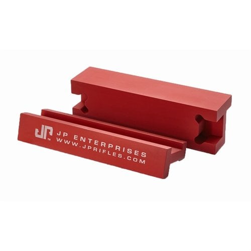 Gli UNIVERSAL VICE CLAMPS di J P ENTERPRISES si adattano a uppers AR-308 e AR-15, fissando saldamente il ricevitore e facilitando il lavoro con magneti integrati.