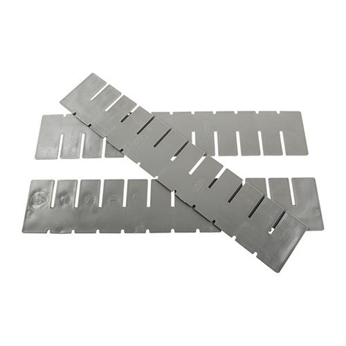 Le coperture trasparenti per Poly Bench Box proteggono il contenuto, mentre i divisori grigi creano scomparti per organizzare gli oggetti, disponibili in 3-Paks.