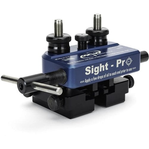 Il SIGHT PRO SIGHT MOVER è uno strumento essenziale per armerie, con design unico per bloccaggio e supporti per scorrimento, facilitando la sostituzione dei mirini.