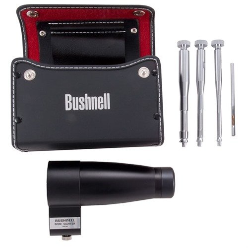 Il PROFESSIONAL BORESIGHTER BUSHNELL consente di allineare facilmente ottiche e mirini senza sparare, con inserti regolabili per diverse calibrazioni e custodia protettiva.