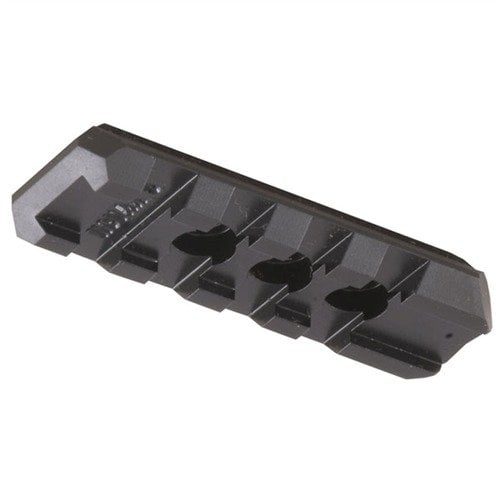 Il 1911 Tactical Light Rail di NOVAK consente un montaggio sicuro di luci e laser, vicino all'asse della canna, con un design a profilo basso e compatibile con holster.