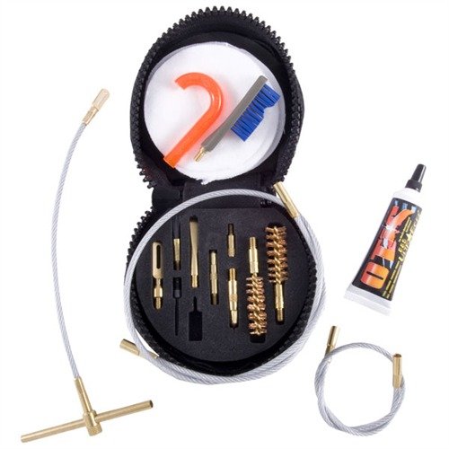 Kit compatto per la pulizia di armi, include tutto il necessario per pulire pistole da 9mm a .45, con cavi, spazzole e solventi di alta qualità.