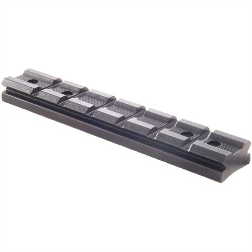 Il RUGER® 10/22® Receiver Mount di POWER CUSTOM si attacca facilmente ai ricevitori 10/22®, offrendo versatilità per montare ottiche e mirini di diverse dimensioni.