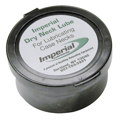 L'IMPERIAL DRY NECK LUBE di REDDING è un lubrificante in polvere a base di grafite che riduce l'attrito durante la formatura, senza contaminare il polvere di caricamento.