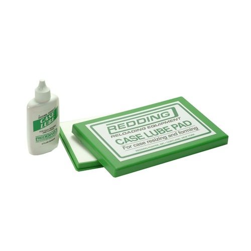 Il kit Redding Case Lube include un pad di lubrificazione e 2 oz. di lubrificante originale, progettato per operazioni di resizing e formatura, prolungando la vita degli attrezzi.