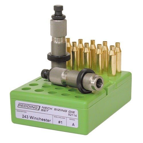 I set di die Redding per Neck Sizing includono due die, con un'assemblaggio di decapping, pulsante di espansione e die di seating con guida proiettile e crimp ring.
