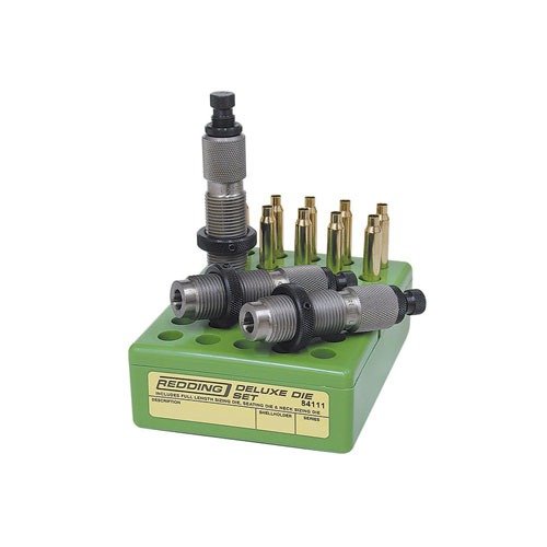 Il set di die Redding Deluxe per 6.5x55mm include die di dimensionamento, seduta e dimensionamento del collo, realizzati in acciaio di alta qualità per una durata e precisione eccezionali.