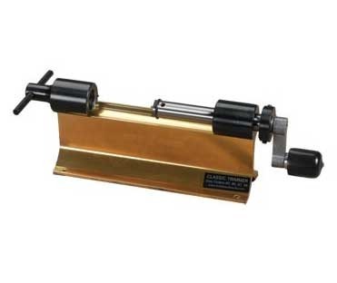 Il CLASSIC CASE TRIMMER di FORSTER PRODUCTS, INC. offre precisione nella rifinitura delle cartucce, garantendo una lunghezza uniforme e un'ottima qualità di lavoro.