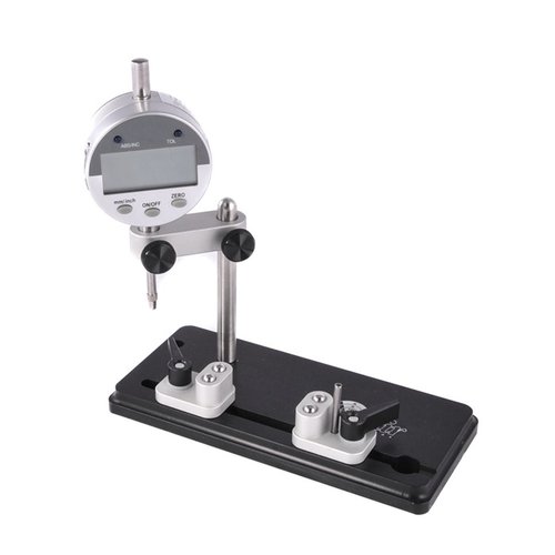 Il Sinclair Concentricity Gauge è facile da usare e preciso, accetta casi fino a 50 BMG, con blocchi regolabili e supporto stabile per misurazioni accurate.