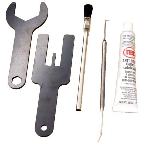 Il MEC Maintenance Kit include tutti gli strumenti necessari per mantenere il tuo reloader MEC in perfette condizioni: lubrificante anti-seize, pick, spazzola, column spring lifter e closure nut wrench.