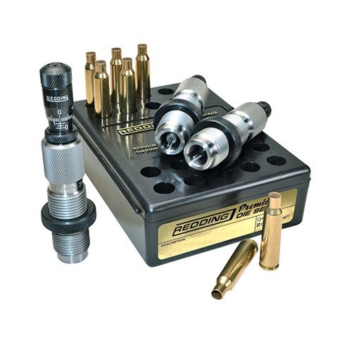 Il set di die Redding Premium Deluxe per 300 Rem Ultra Mag offre precisione superiore con un Carbide Size button e un Bullet Micrometer per regolazioni precise.