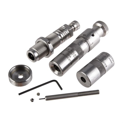 Il kit L.E. Wilson per il ricaricatore include un dies di ridimensionamento bushing, un dies di caricamento e un gauge per la lunghezza del bossolo, garantendo precisione e coerenza.