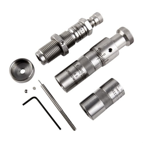 Il kit di die L.E. Wilson in acciaio inox offre un die di ridimensionamento a bushing, un die di caricamento e un calibro di testa per una ricarica precisa e costante.