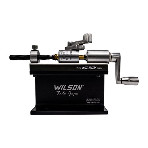 Il Wilson Case Length Trimmer Kit include supporto e morsa, adatto per casi da .17 a .45 calibro, con finitura durevole in acciaio inossidabile/TiN.