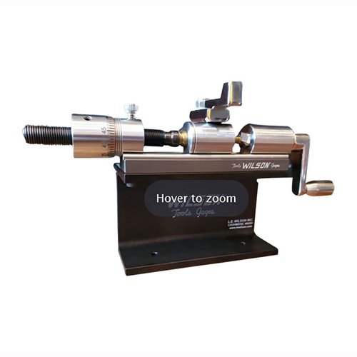 Il Wilson Case Length Micro Trimmer Kit offre un trimmer di alta precisione per casi da .17 a .45, con manico in acciaio inox e regolazione micrometrica.