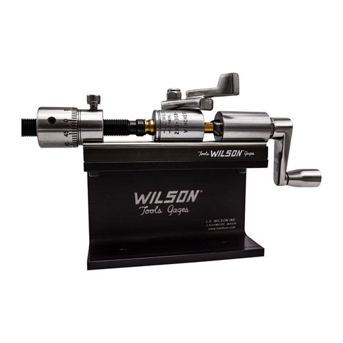 Il Kit Trimmer Wilson offre un trimmer per casi .17 - .45, con finitura in acciaio inox e TiN, regolazione micrometrica e manico in acciaio inox 304.