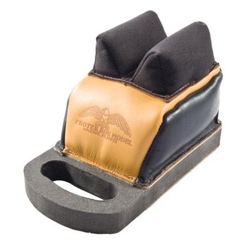 Il Deluxe Protektor Rear Bag offre stabilità e altezza extra, con maniglia integrata e orecchie di supporto per un'ottima precisione nel tiro a sedere.