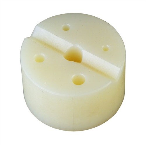 Il GUNSMITH TOTALLY NON-MARRING NYLON BENCH BLOCK è un supporto in nylon non graffiante, leggero e ideale per il tuo kit da tiro, con scanalature per pezzi rotondi o piatti.