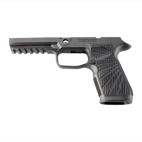 Migliora il tuo tiro con il grip module WCP320 di Wilson Combat per SIG-SAUER P320, offrendo controllo superiore, riduzione del rinculo e design ergonomico.