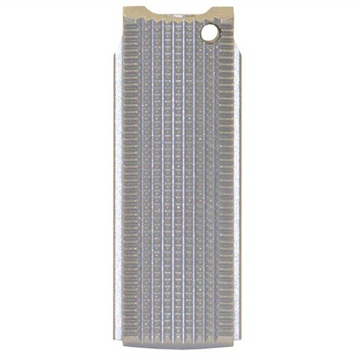 L'alloggiamento della molla 1911 in acciaio inox di Wilson Combat offre una presa antiscivolo grazie alla profonda checkering, garantendo stabilità e controllo.