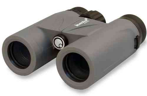 Il Binocolo Levenhuk Karma PLUS 10x32 offre immagini nitide e luminose, design ergonomico e compatto, ideale per osservazioni all'aperto e attività di caccia.