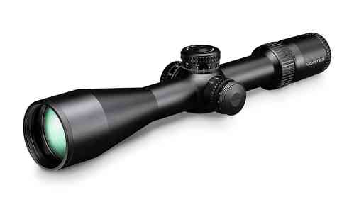 Il VORTEX Strike Eagle® 5-25x56 FFP EBR-7C MOA offre un'ottica versatile con ingrandimento variabile, reticolo illuminato e alta qualità ottica per ogni situazione di tiro.