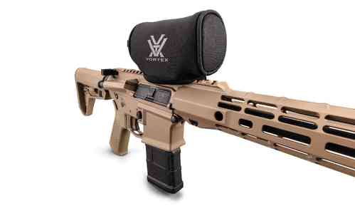 La custodia Sure Fit AMG® UH-1 Gen II in neoprene VORTEX offre una protezione eccezionale, resistenza all'acqua e un design su misura per il tuo mirino.