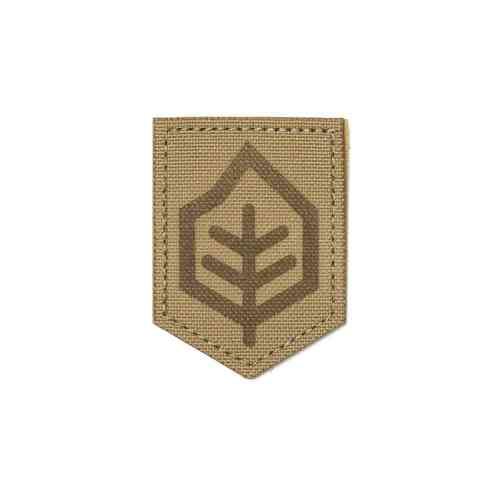 Il SF Patch - Coyote di BLACKFOLIUM è un patch con logo inciso a bassa visibilità, realizzato in Cordura® laminata DWR/nIR, ideale per l'uso tattico.