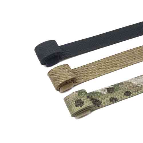 Il Wrap KIT - Black di BLACKFOLIUM, realizzato in Velcro®, è ideale per organizzare e vincolare cavi, tubi di idratazione e fettucce, mantenendo il tuo equipaggiamento in ordine.