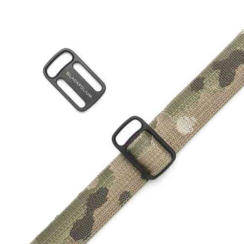 Il TRI-RING di BLACKFOLIUM offre un ancoraggio laterale versatile per ganci e moschettoni, compatibile con cinghie da 2,5 cm per transizioni rapide.